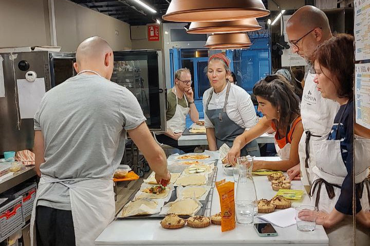 Personas participando de un curso de pastelería sin gluten y vegana con Lucila Canero.