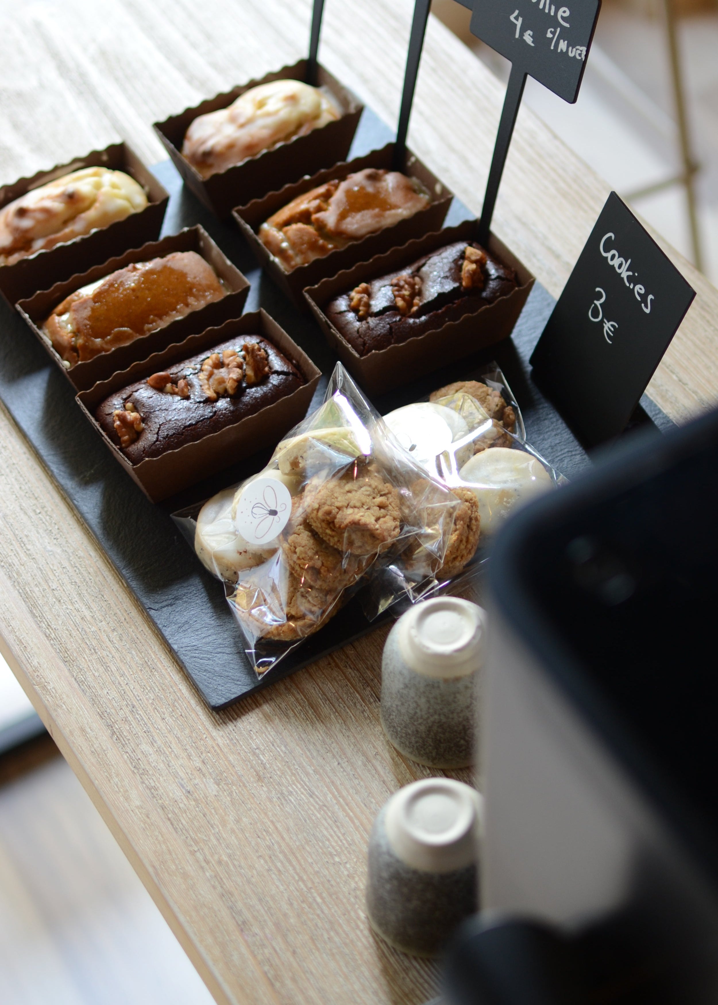 elaboraciones sin gluten y veganas en vitrina de pastelería