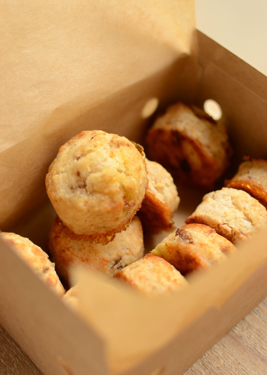 Cajita con scones sin gluten y veganos en su interior.