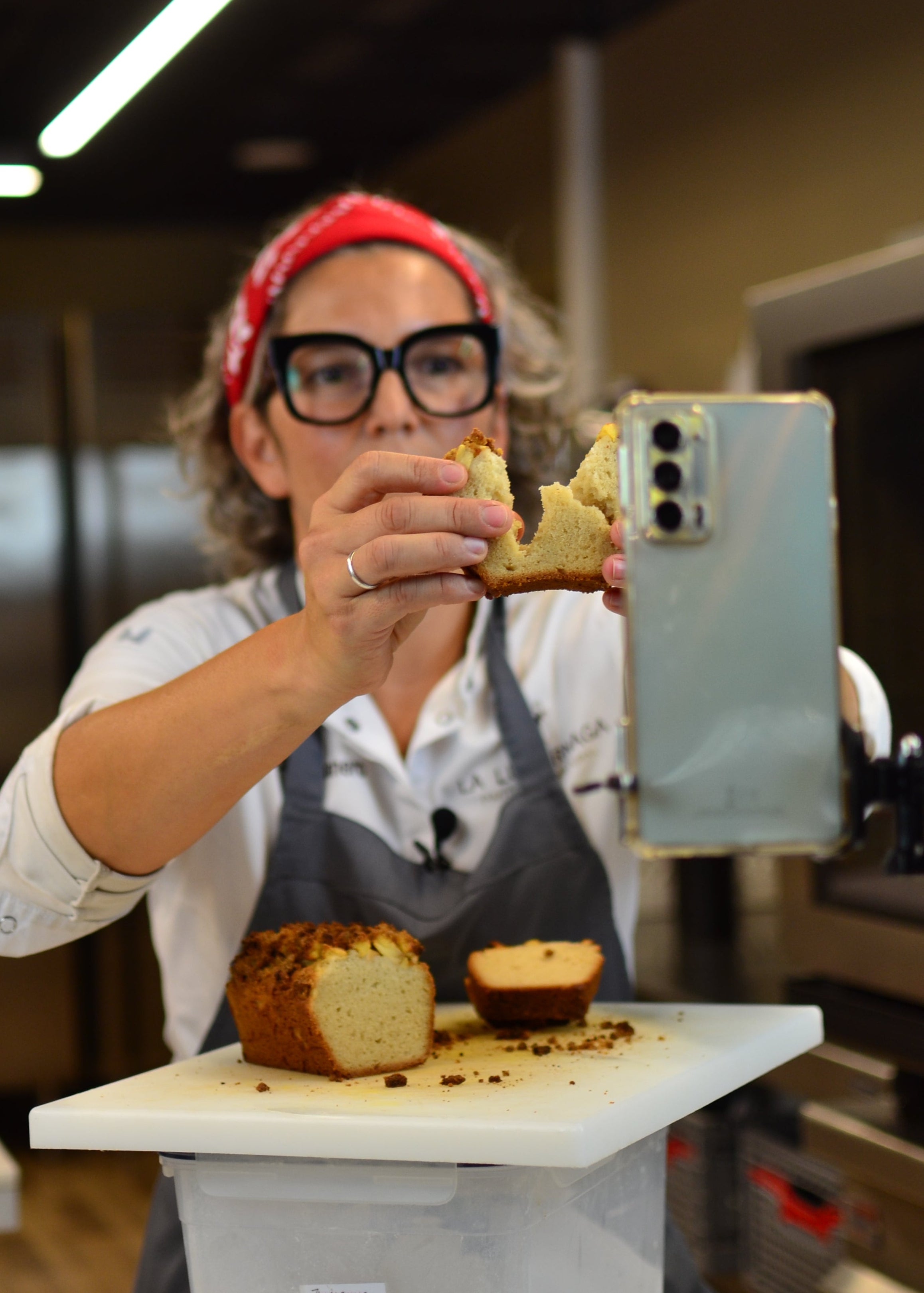 Pastelera especializada en sin gluten y vegano haciendo una asesoría online con un cliente a través del movil.