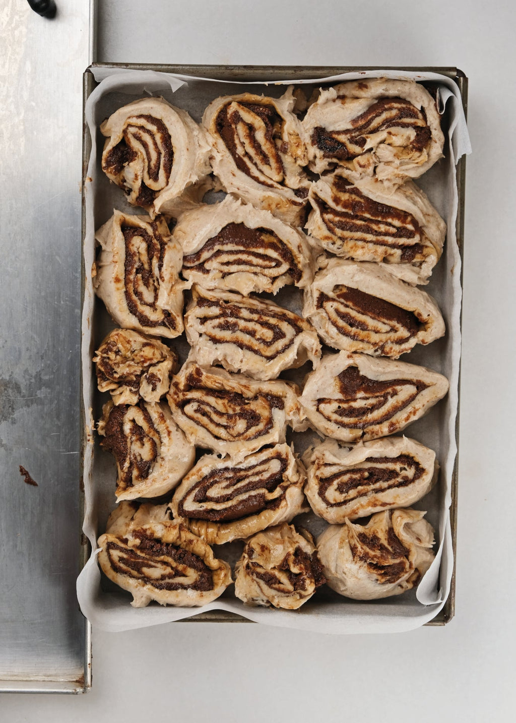 rolls sin gluten y veganos de canela en una bandeja para entrar al horno