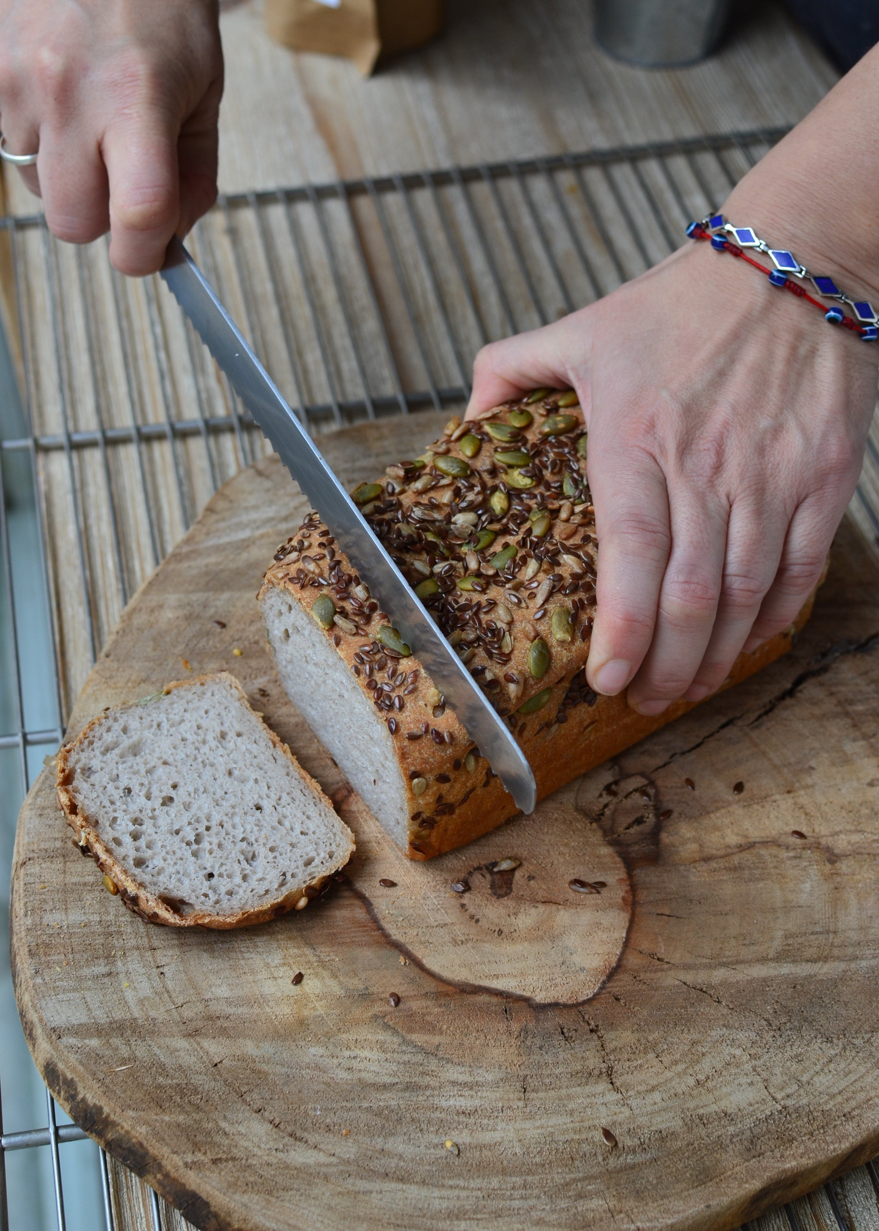 cortando una rebanada de pan sin gluten con semillas
