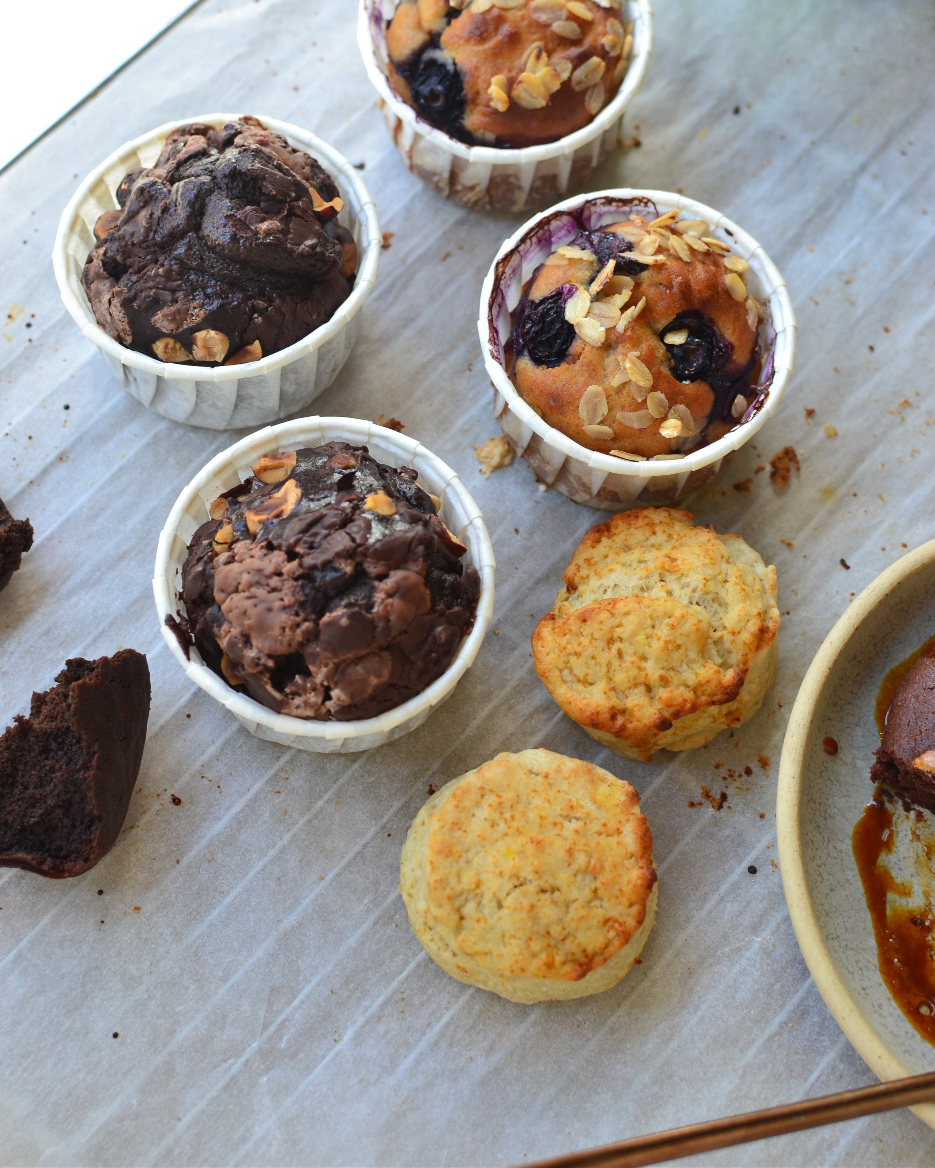 Scones y muffins sin gluten, sin leche y sin huevos, veganos elaborados durante el curso de pastelería.