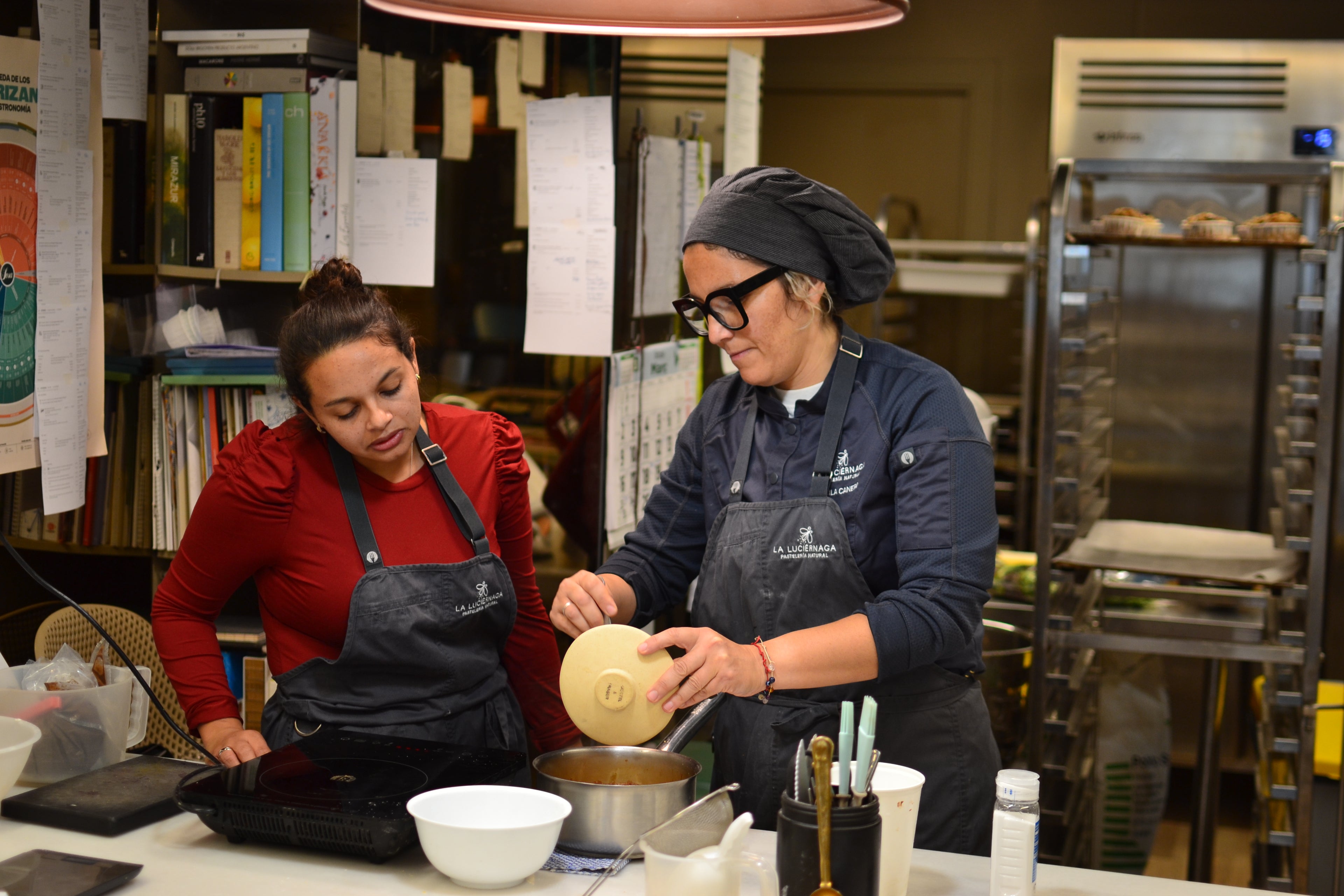 Alumna y profesora del curso de pastelería sin gluten y vegana durante la formación.