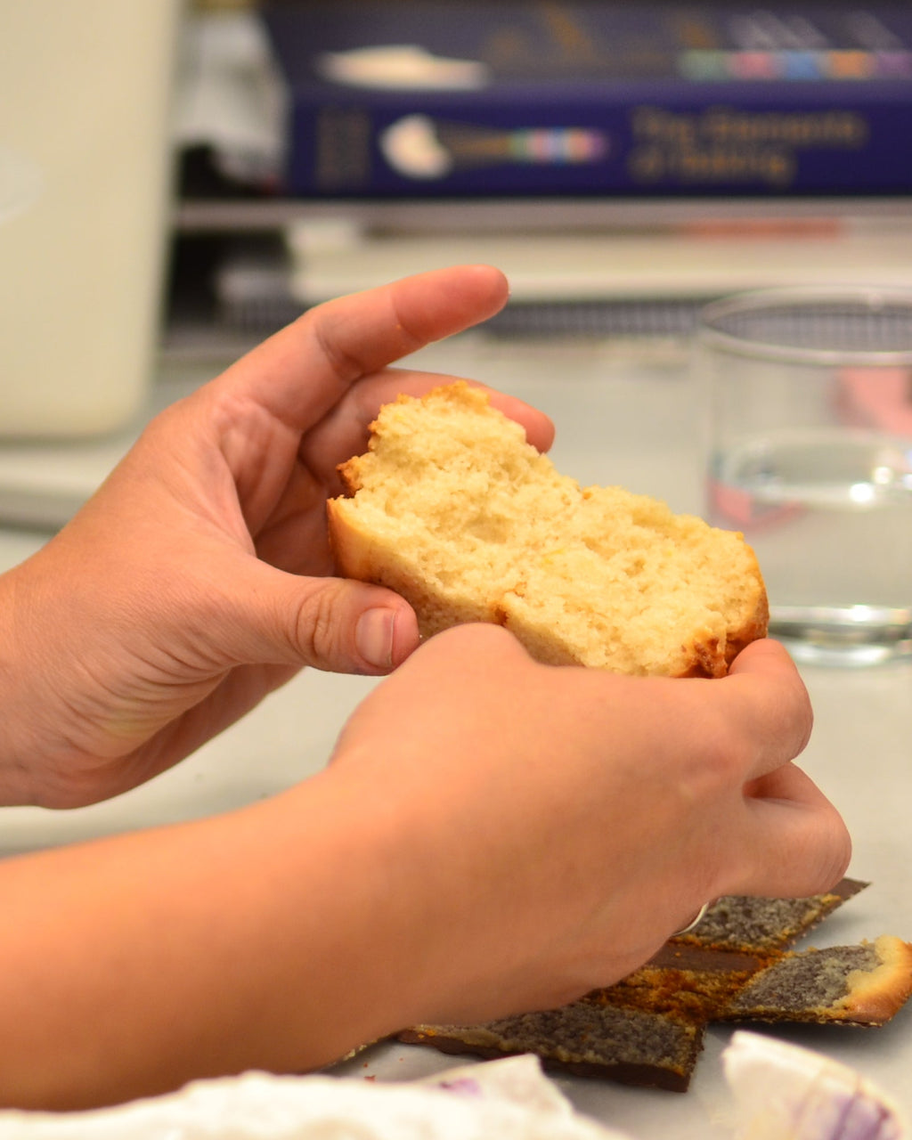 Cortando a la mitad un plumcake de limón vegano y sin gluten elaborado durante el curso de pastelería.