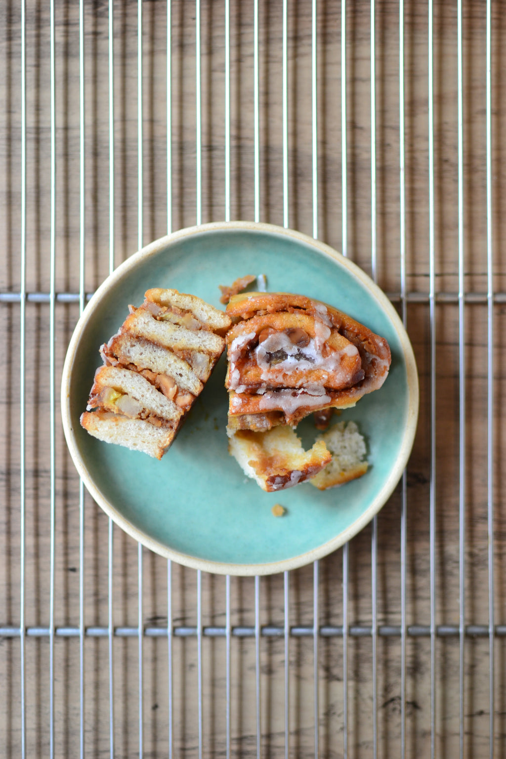 roll sin gluten y vegano de cacahuetes y plátano cortado al medio.