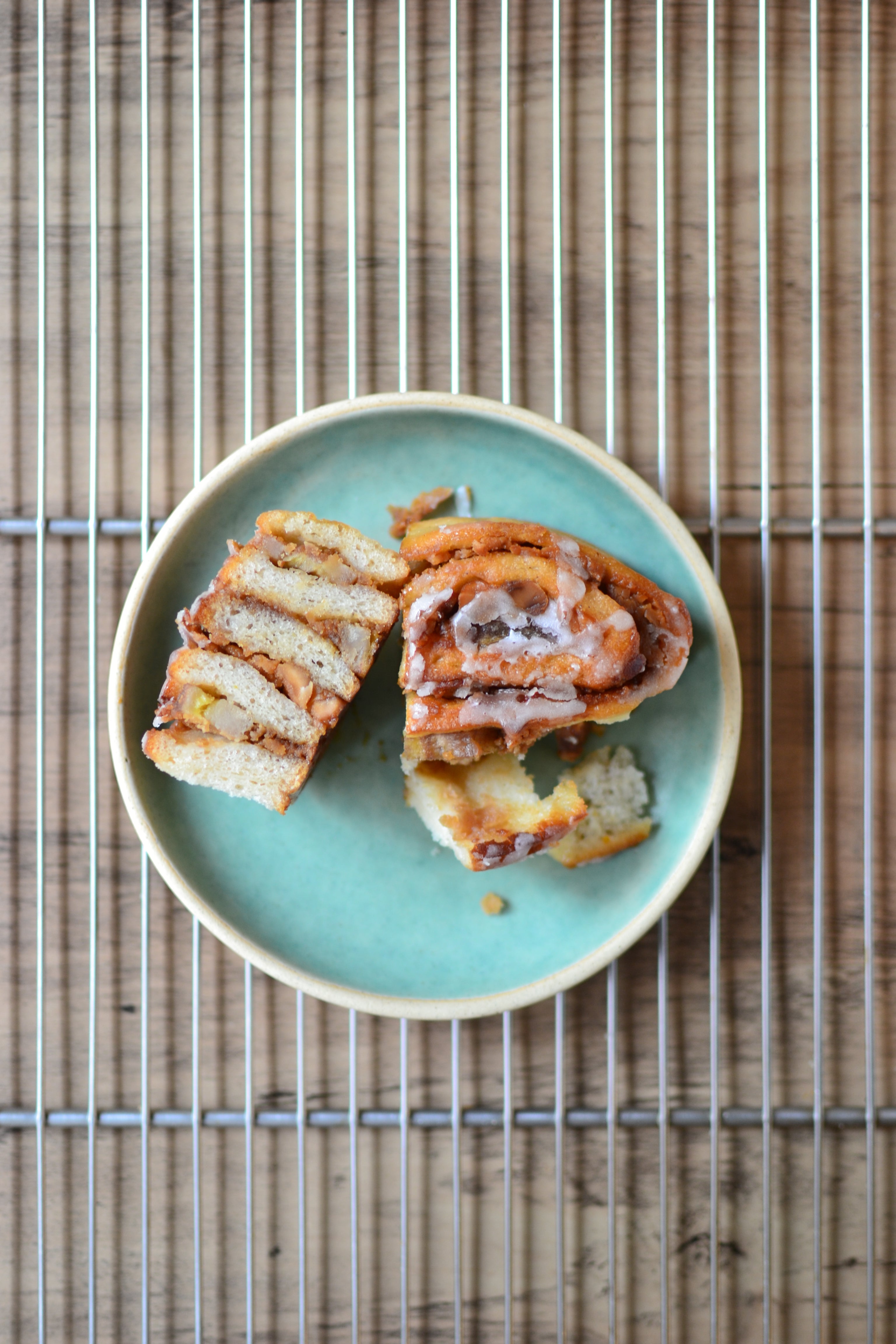 roll sin gluten y vegano de cacahuetes y plátano cortado al medio.
